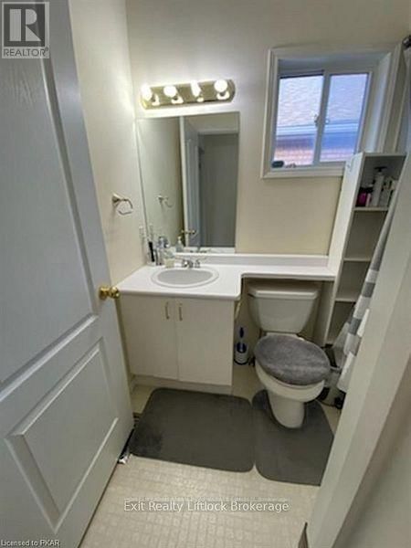 1055 BAKER STREET Image 18
