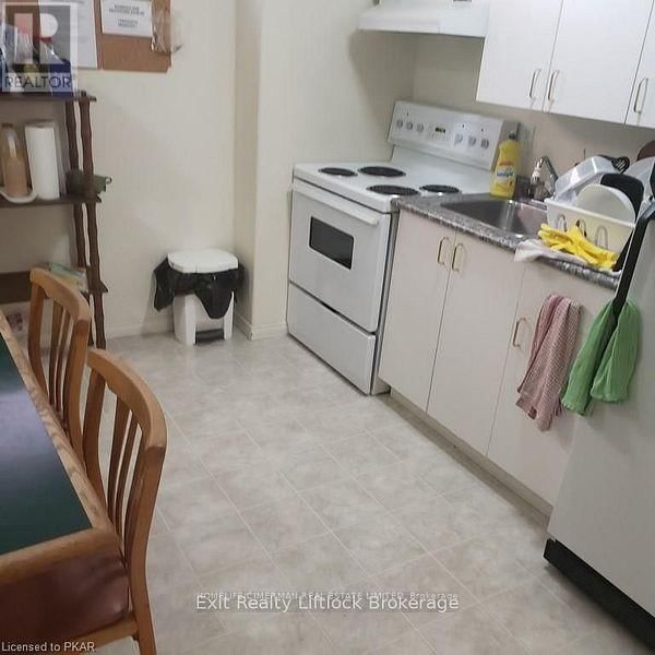 1055 BAKER STREET Image 21
