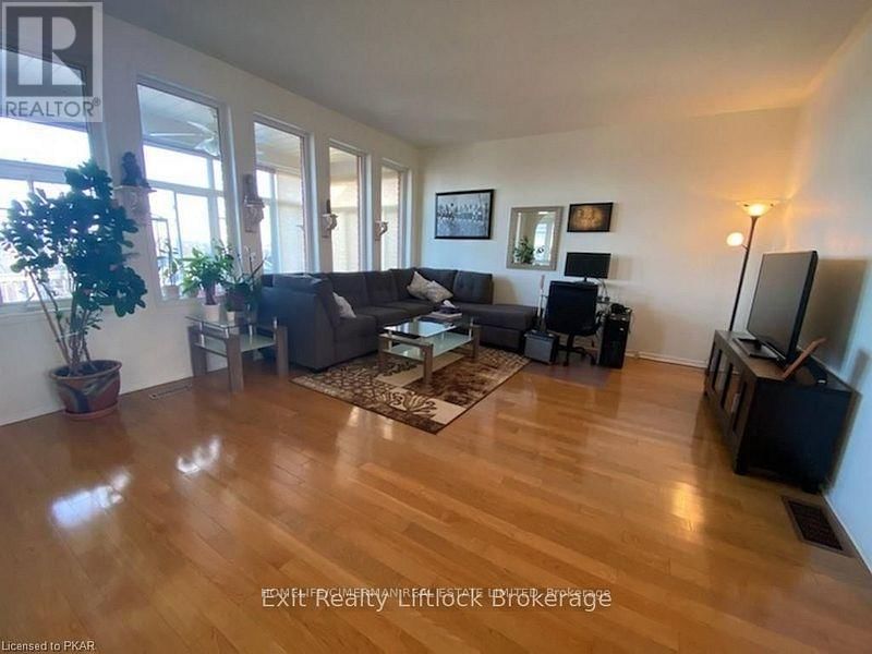 1055 BAKER STREET Image 8