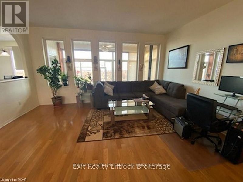 1055 BAKER STREET Image 9