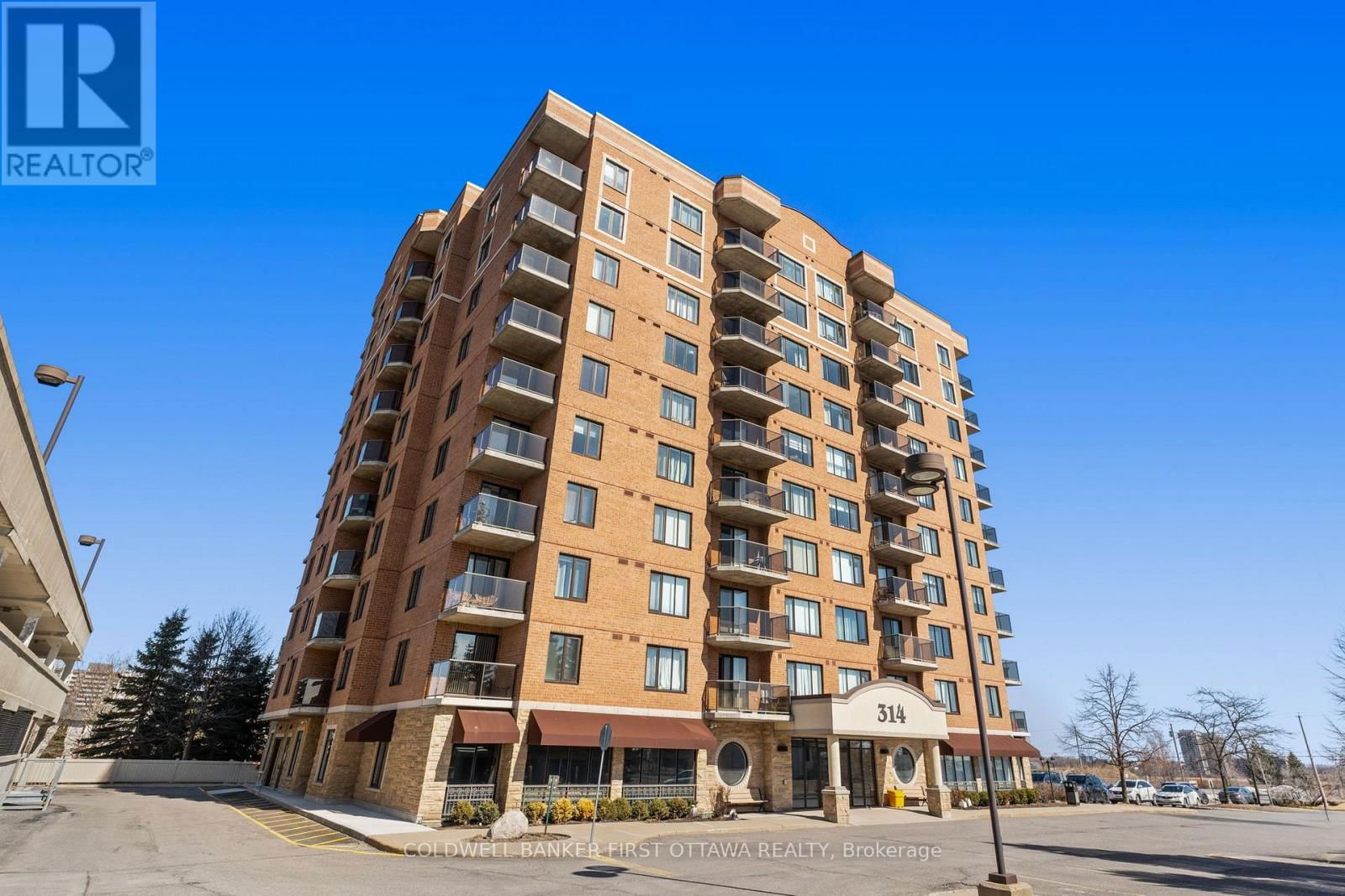 912 - 314 CENTRAL PARK DRIVE Image 1