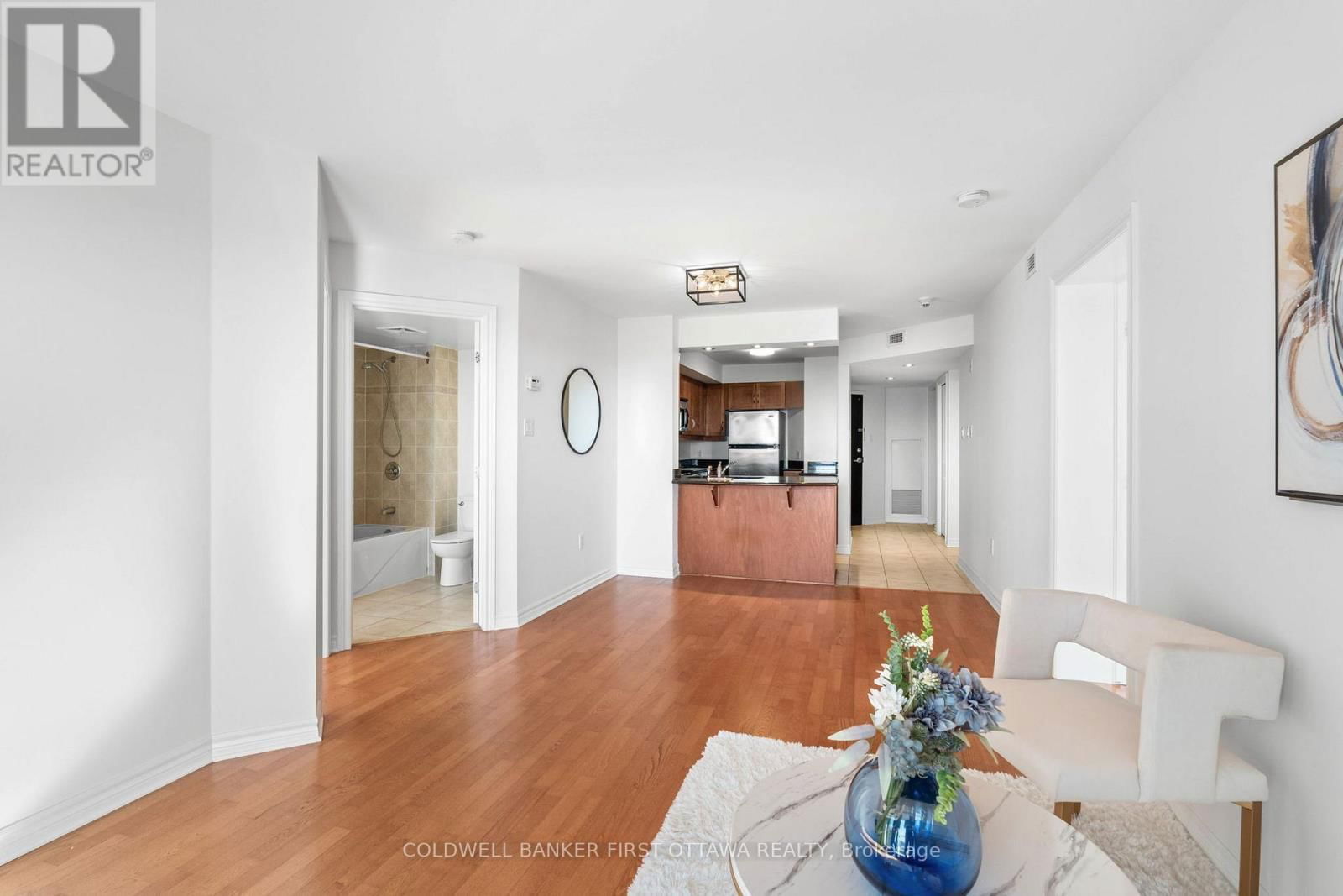 912 - 314 CENTRAL PARK DRIVE Image 13