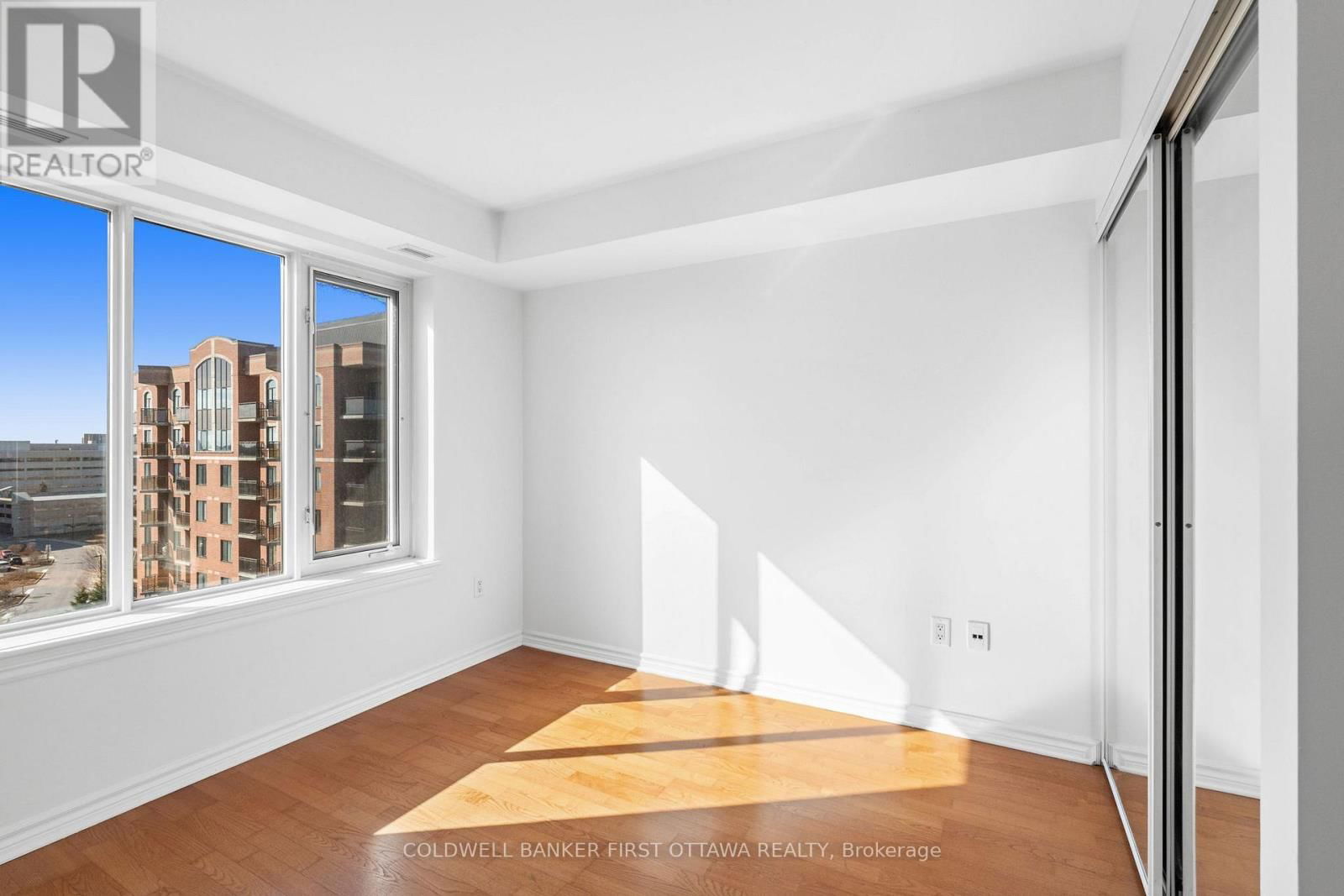 912 - 314 CENTRAL PARK DRIVE Image 18