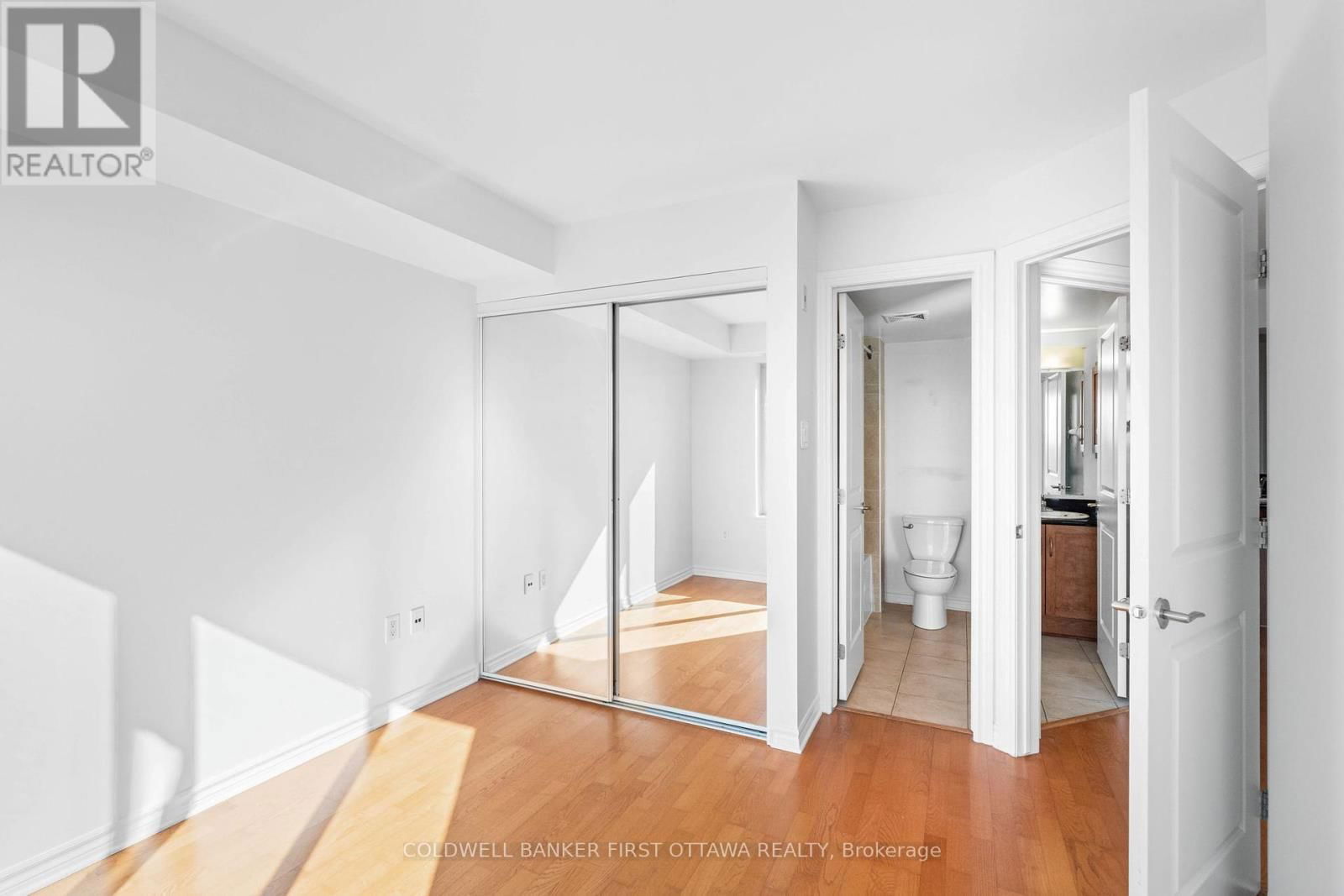 912 - 314 CENTRAL PARK DRIVE Image 19