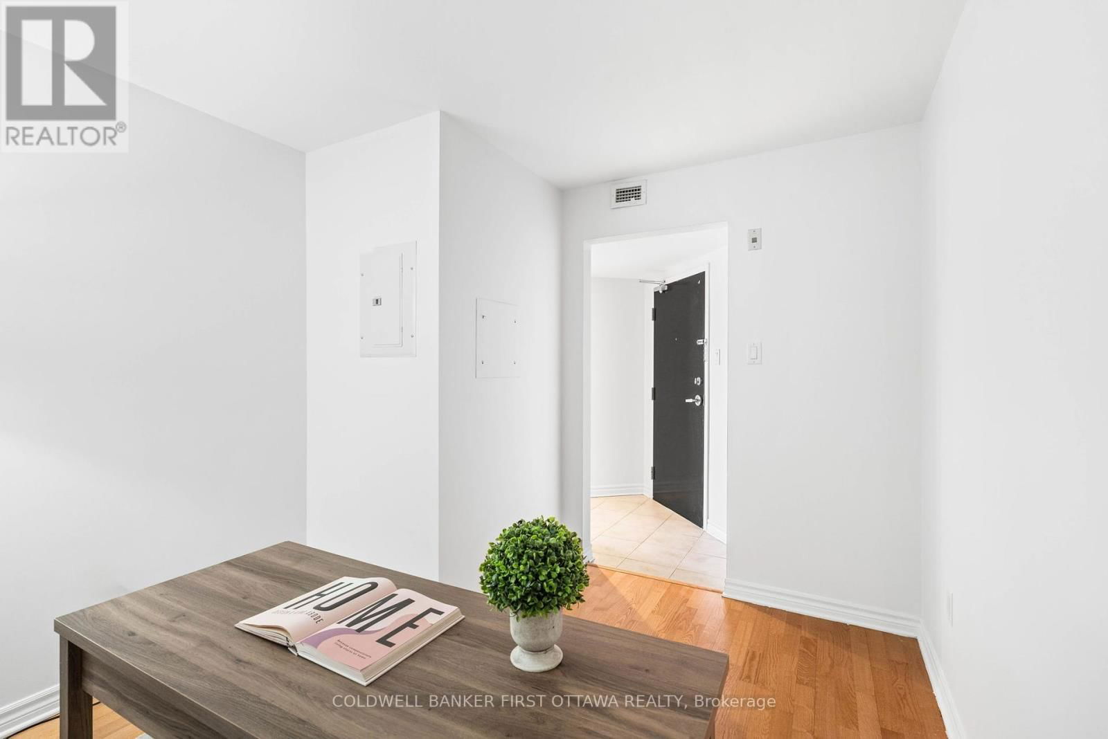 912 - 314 CENTRAL PARK DRIVE Image 21