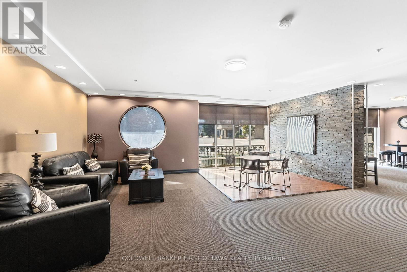 912 - 314 CENTRAL PARK DRIVE Image 25