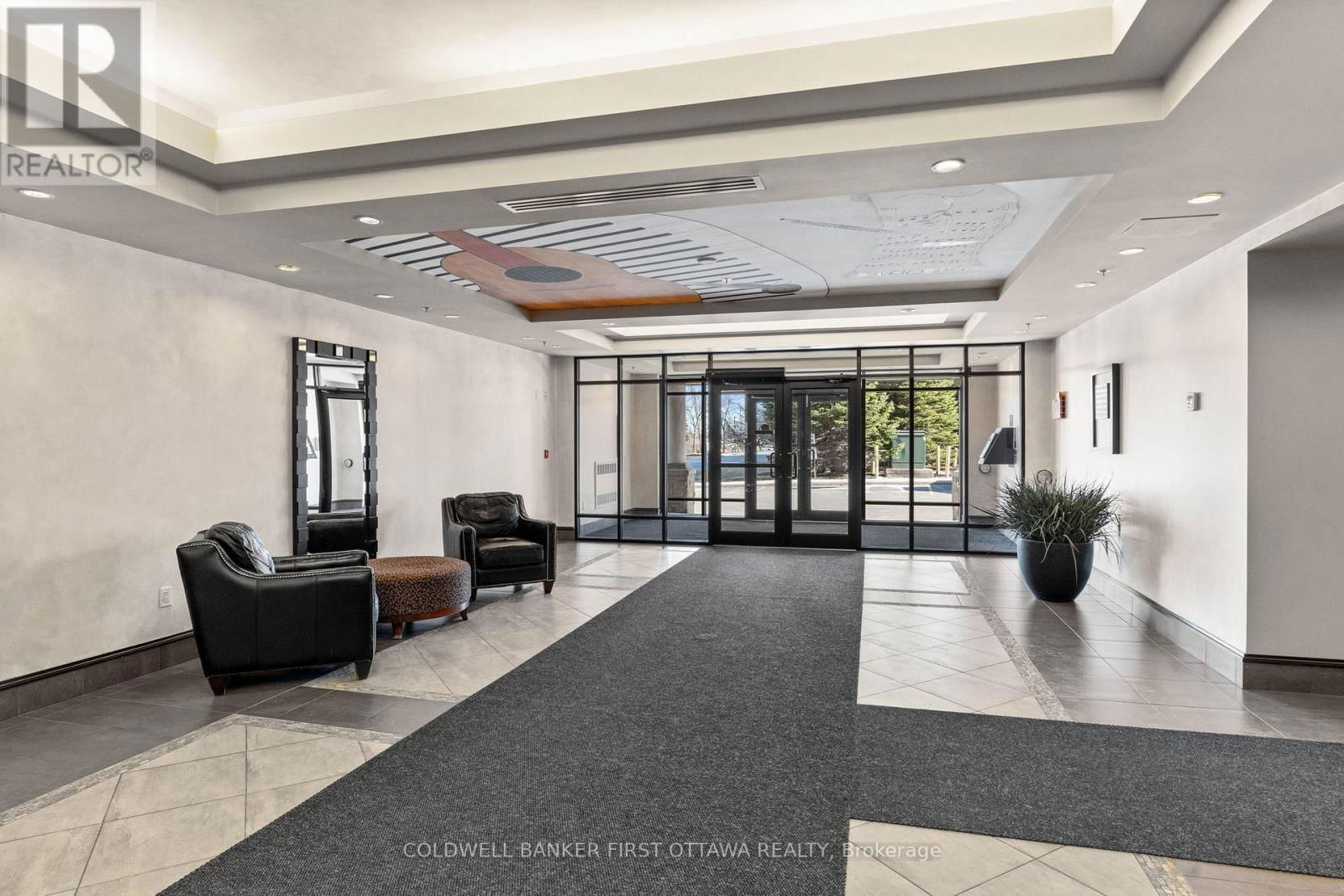912 - 314 CENTRAL PARK DRIVE Image 4
