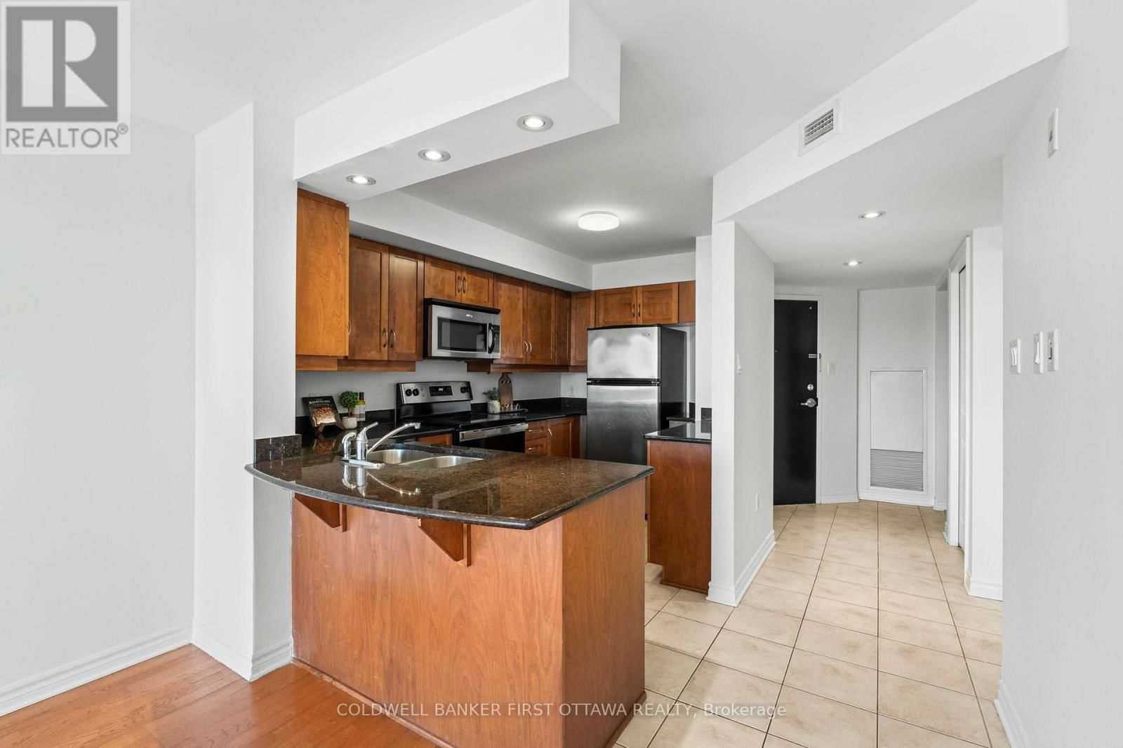 912 - 314 CENTRAL PARK DRIVE Image 8