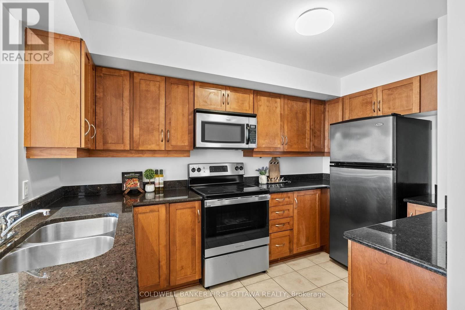 912 - 314 CENTRAL PARK DRIVE Image 9