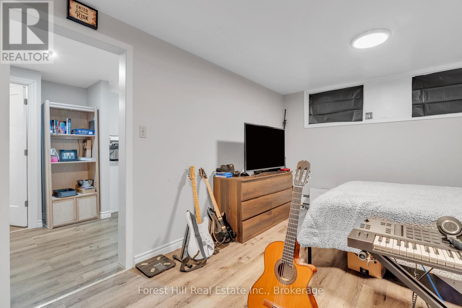 35 SHAFTSBURY DRIVE Image 21