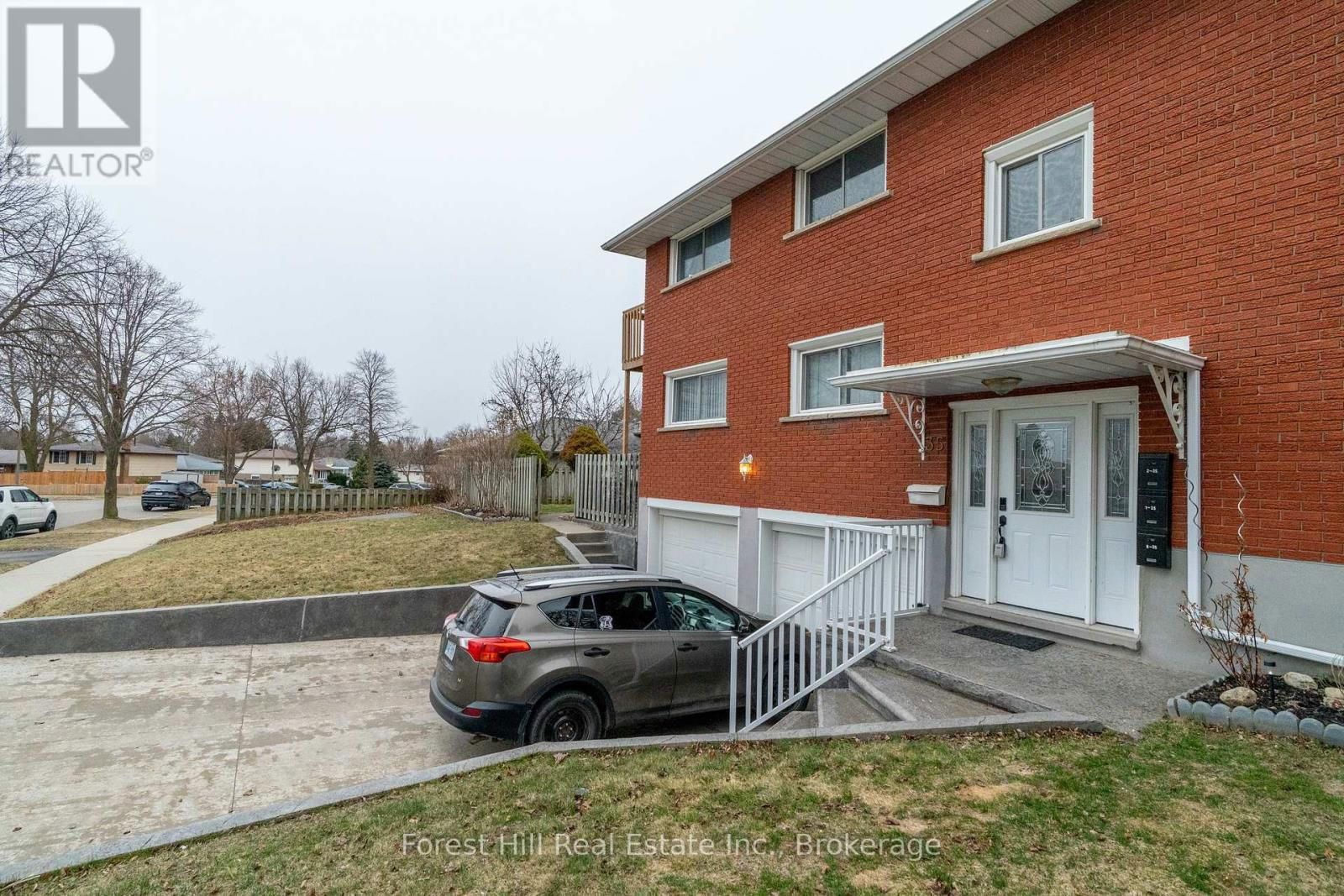 35 SHAFTSBURY DRIVE Image 4