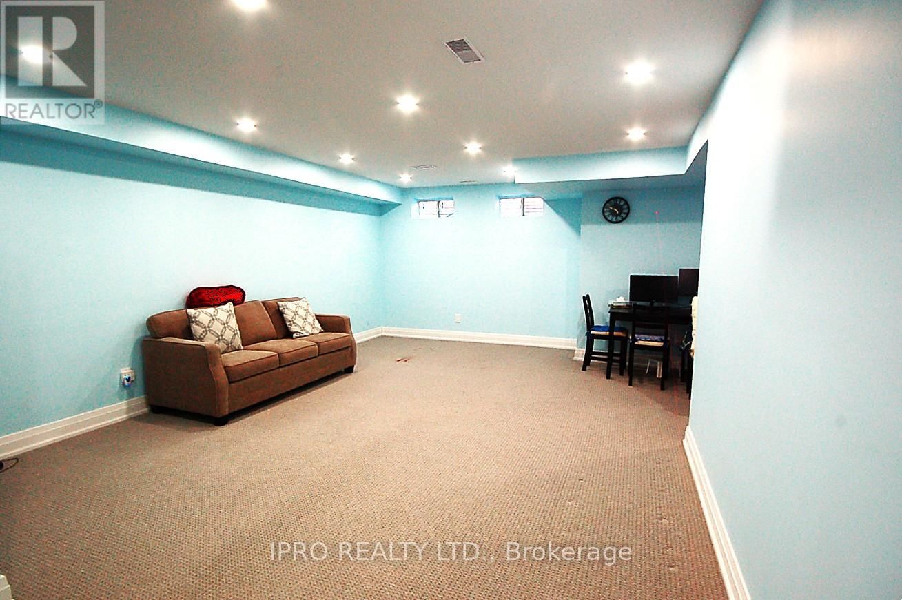 174 MACLACHLAN AVENUE Image 24