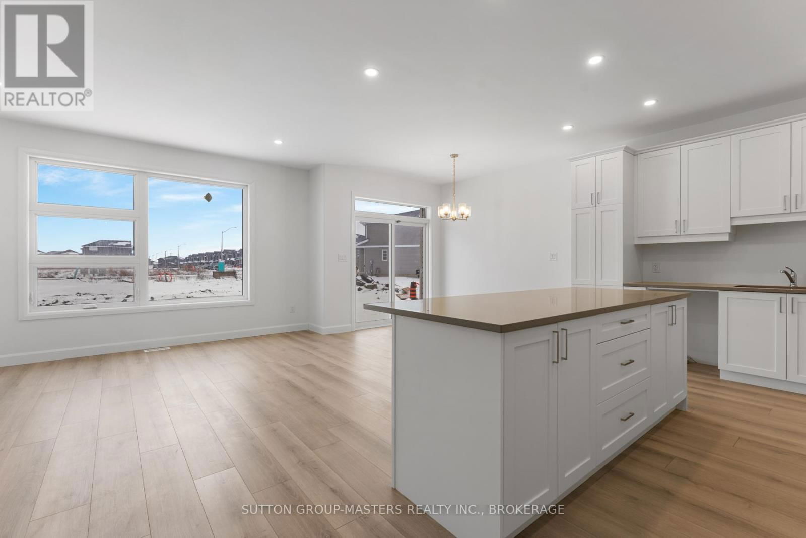203 SUPERIOR DRIVE Image 5