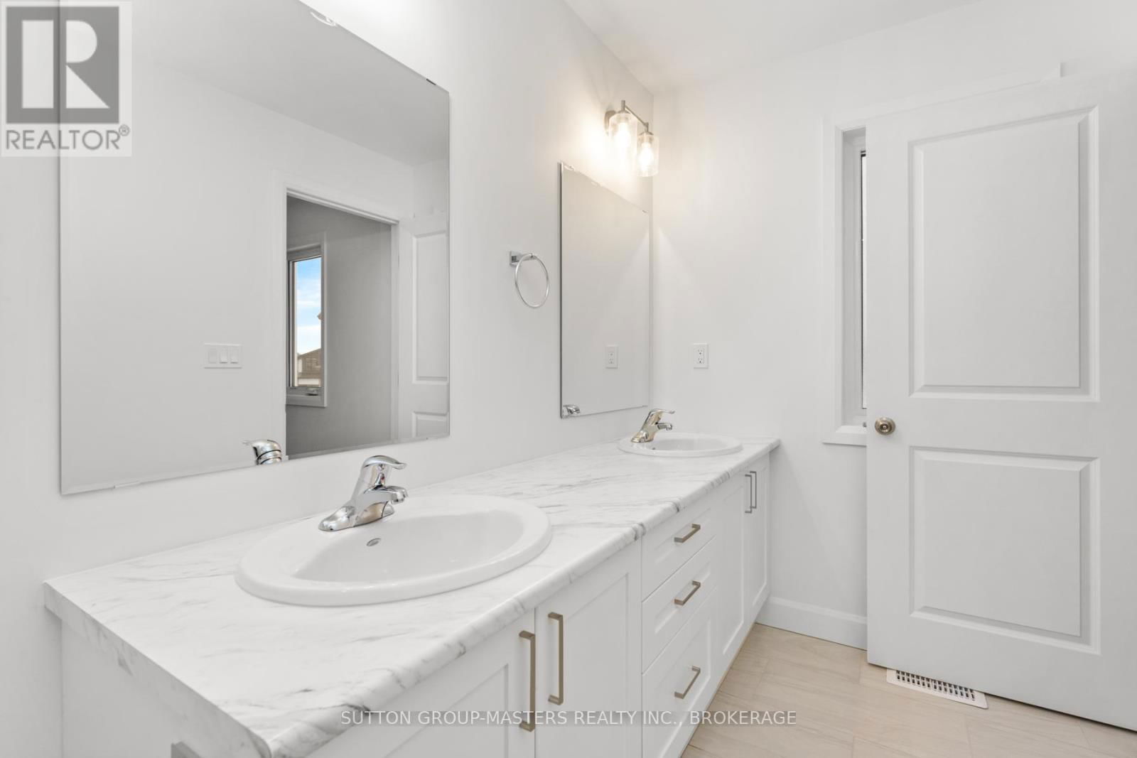 220 DR RICHARD JAMES CRESCENT Image 33