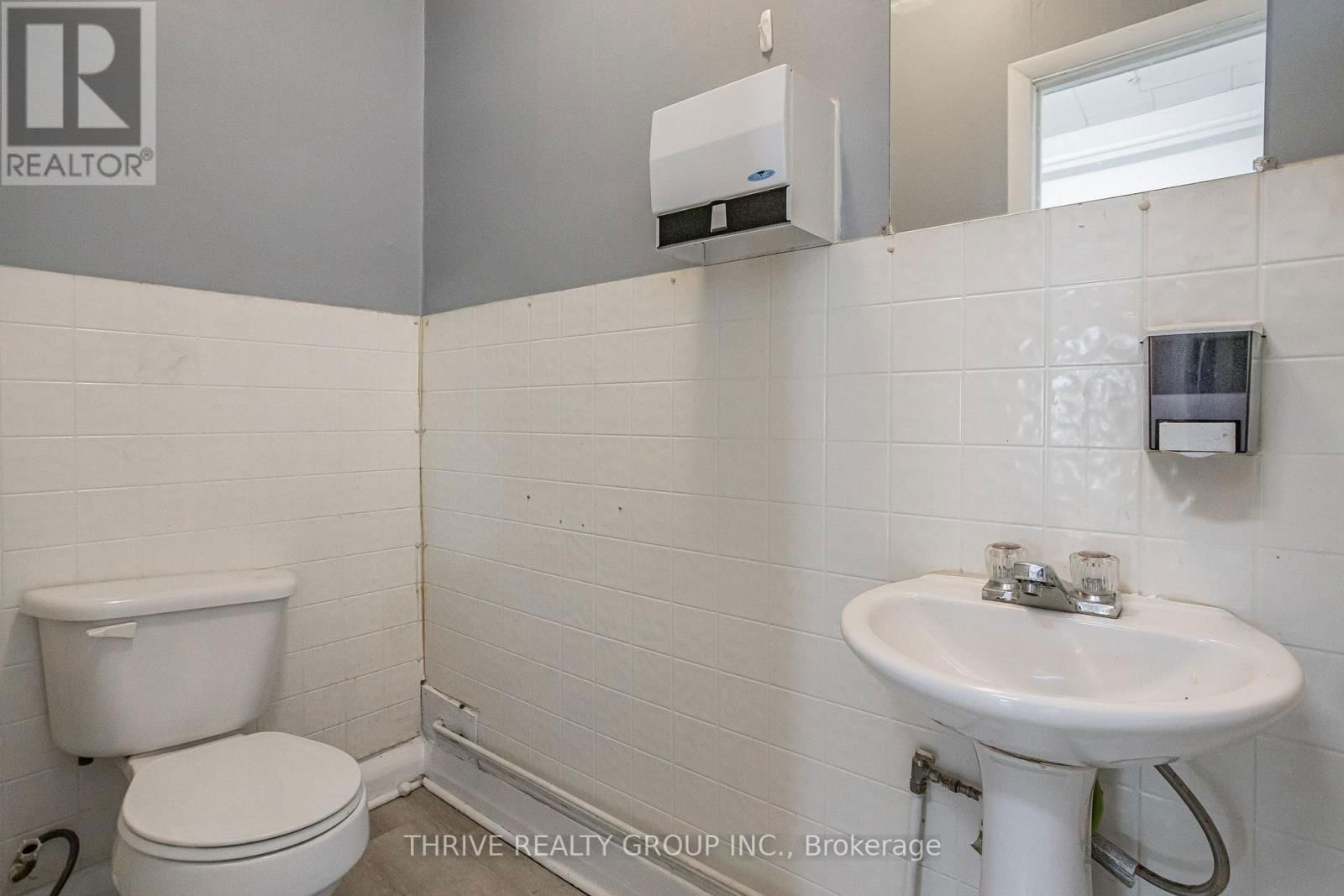 137 WELLINGTON STREET Image 19