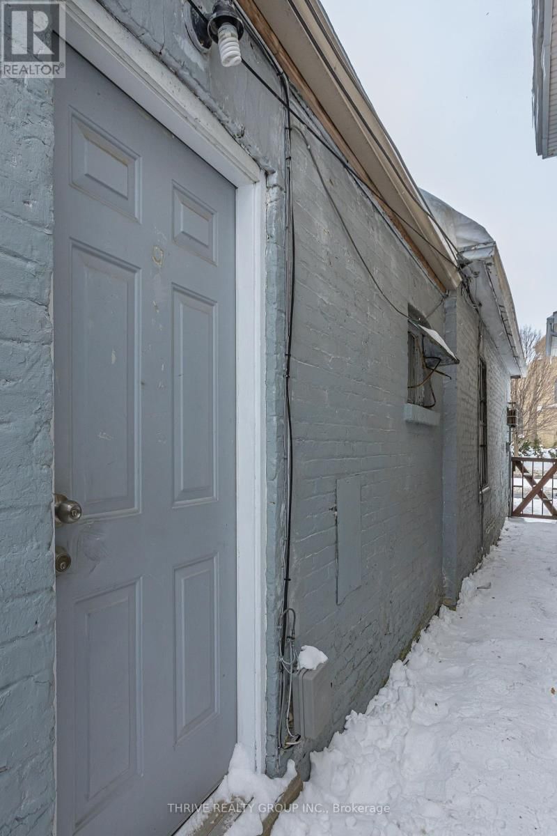 137 WELLINGTON STREET Image 20