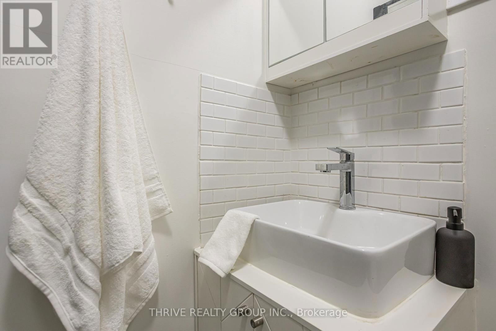 137 WELLINGTON STREET Image 32