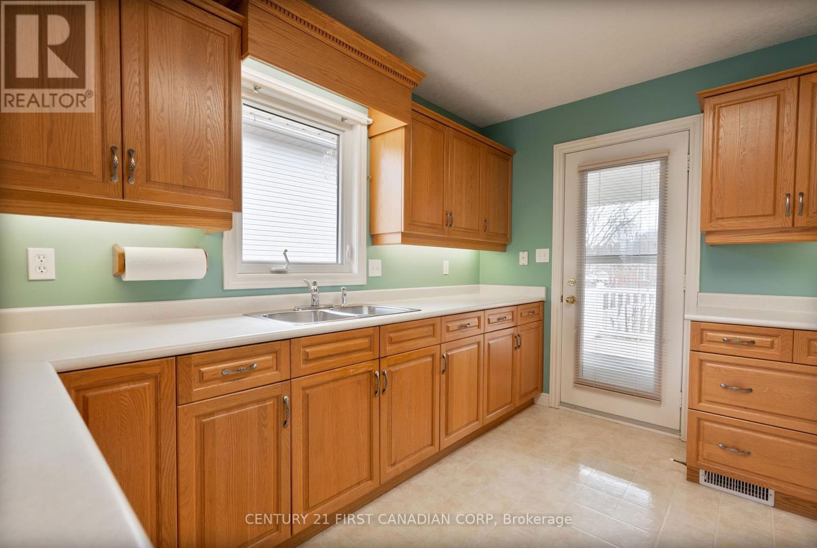 584 WELLINGTON STREET Image 10