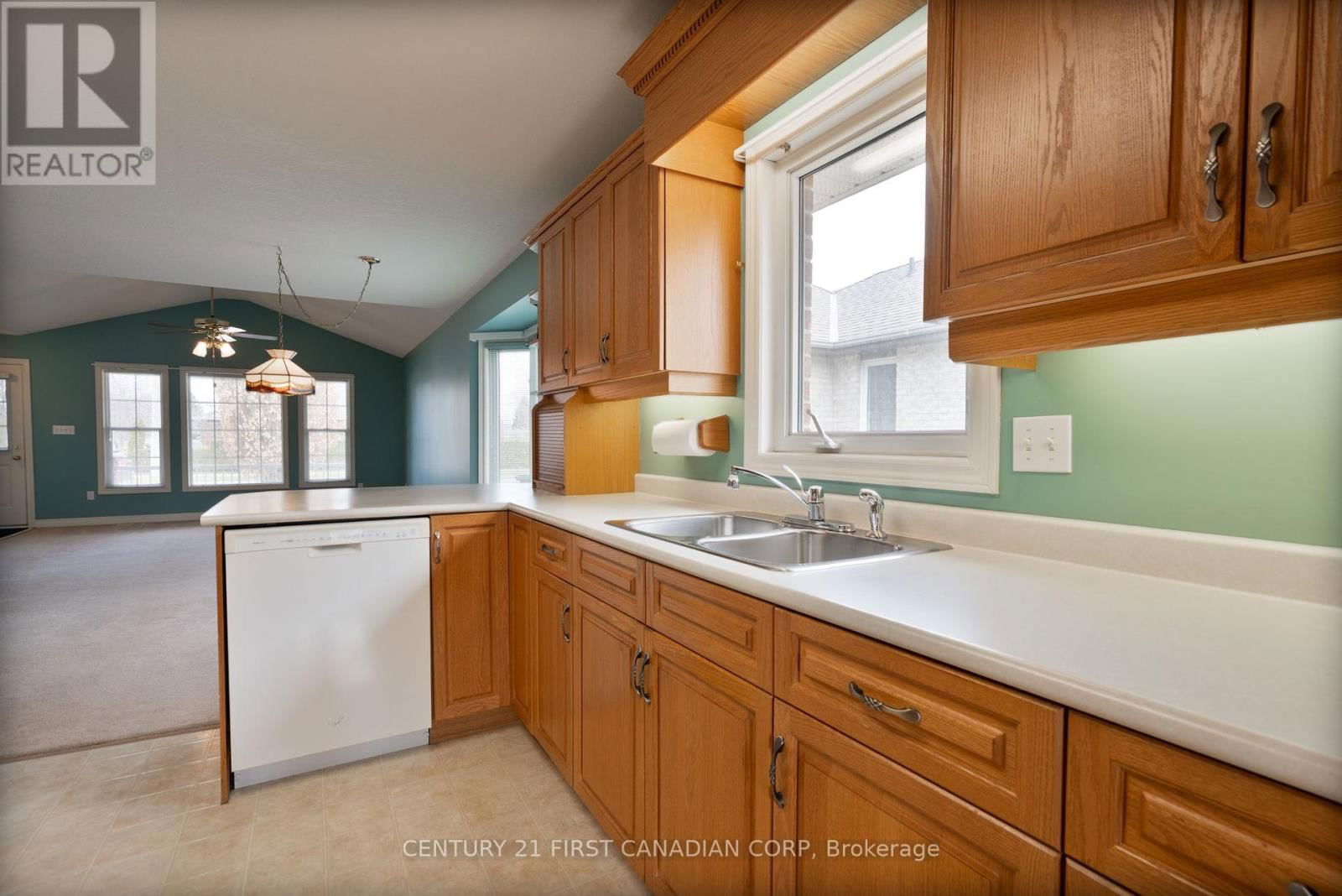 584 WELLINGTON STREET Image 11
