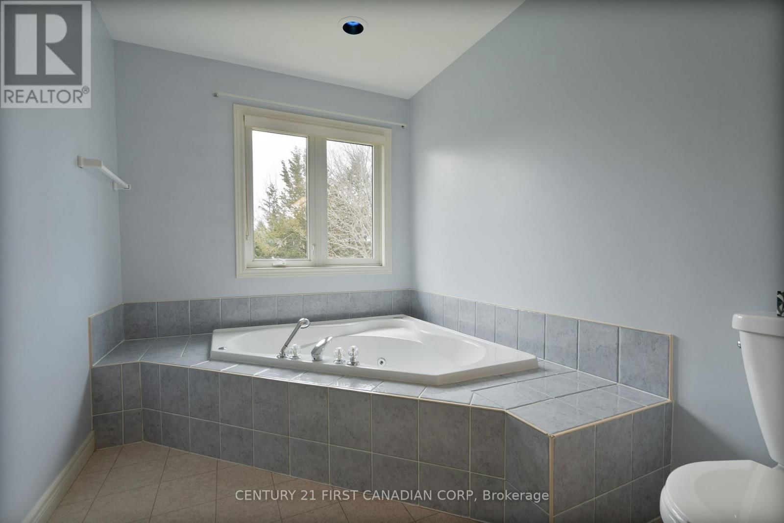 584 WELLINGTON STREET Image 18
