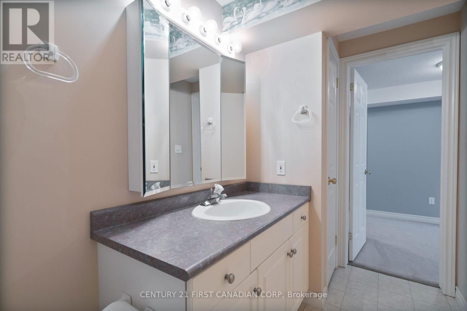 584 WELLINGTON STREET Image 25