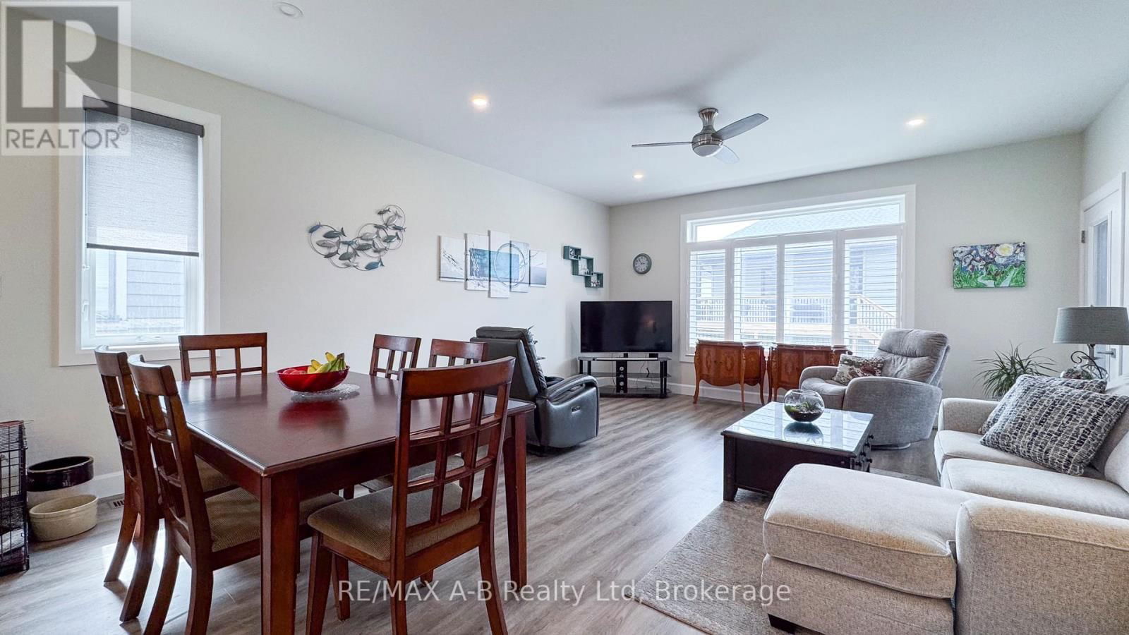 28 UPPER THAMES LANE Image 10