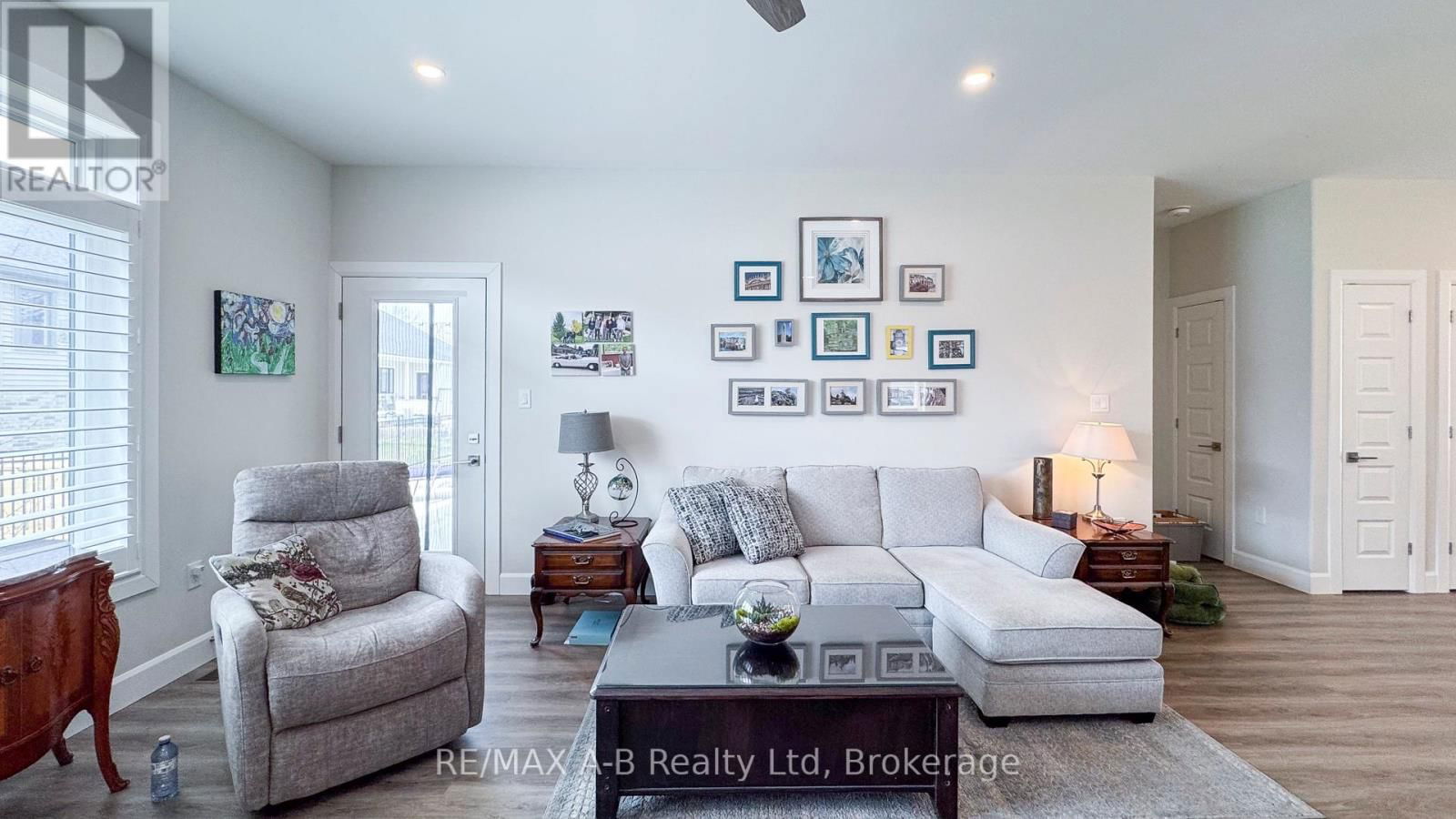 28 UPPER THAMES LANE Image 11