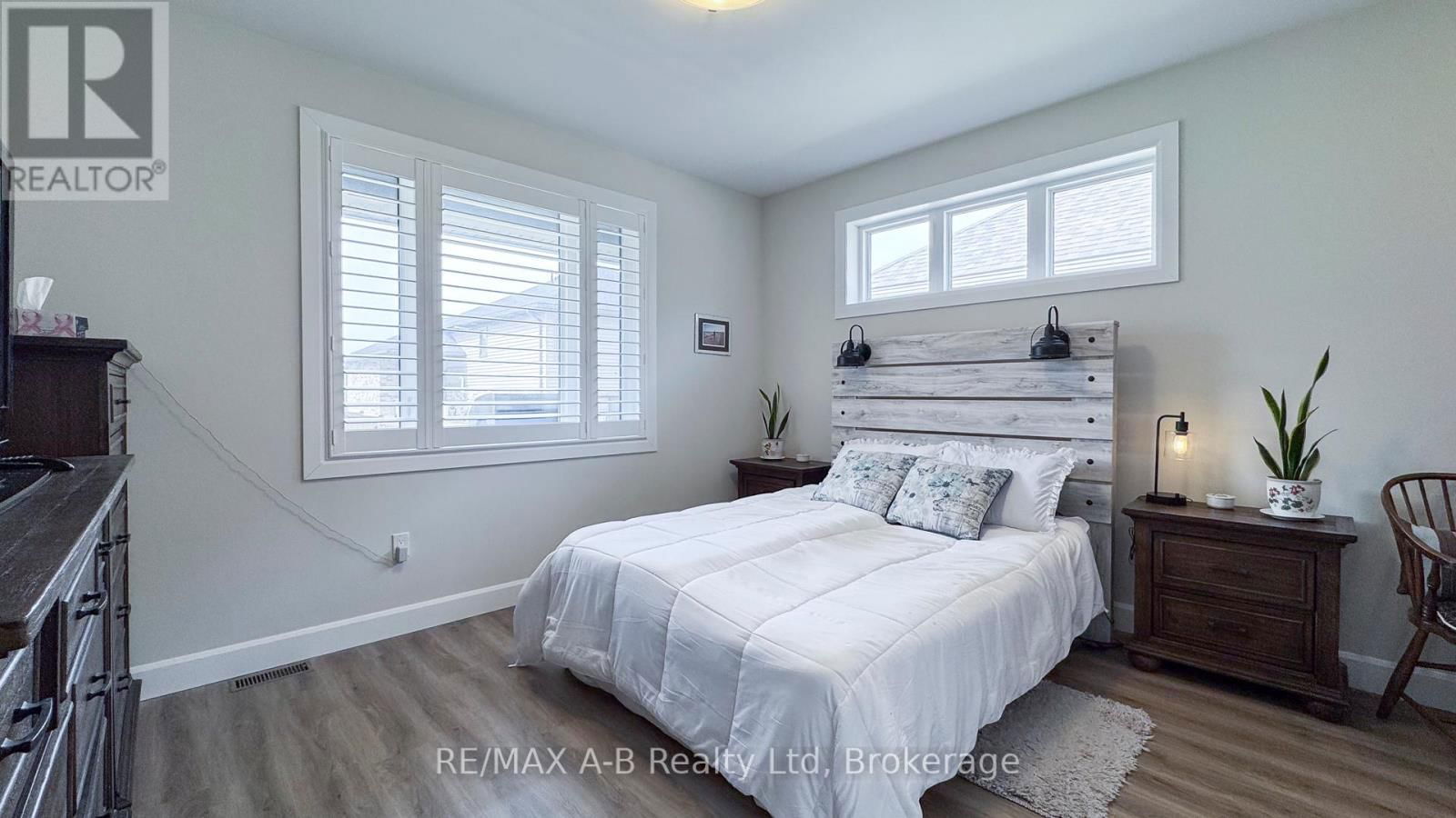28 UPPER THAMES LANE Image 12