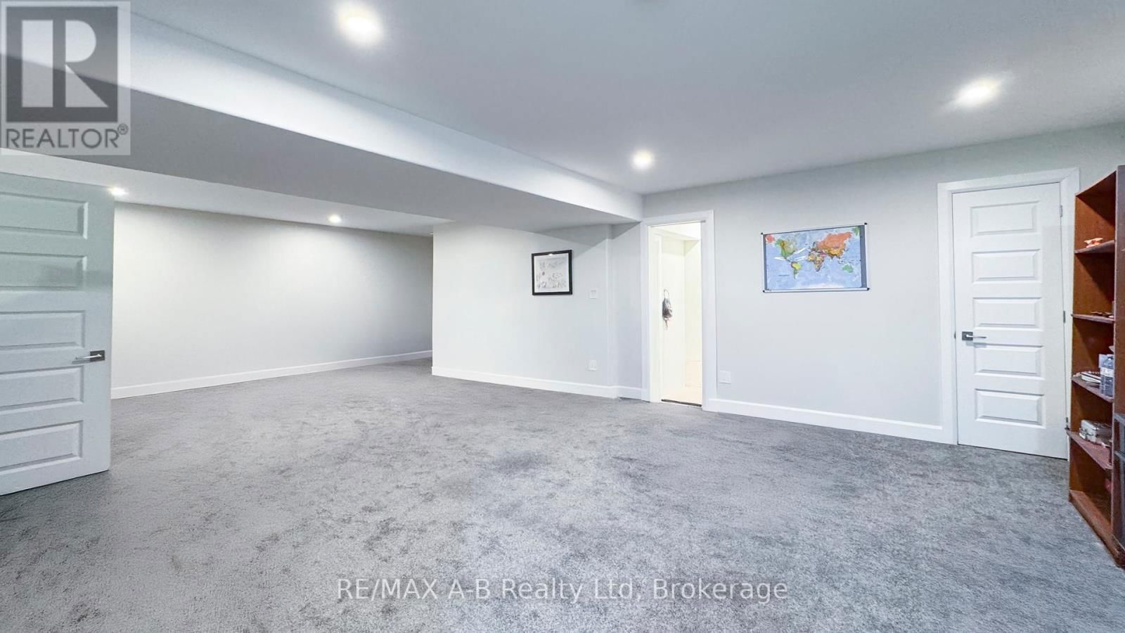 28 UPPER THAMES LANE Image 18