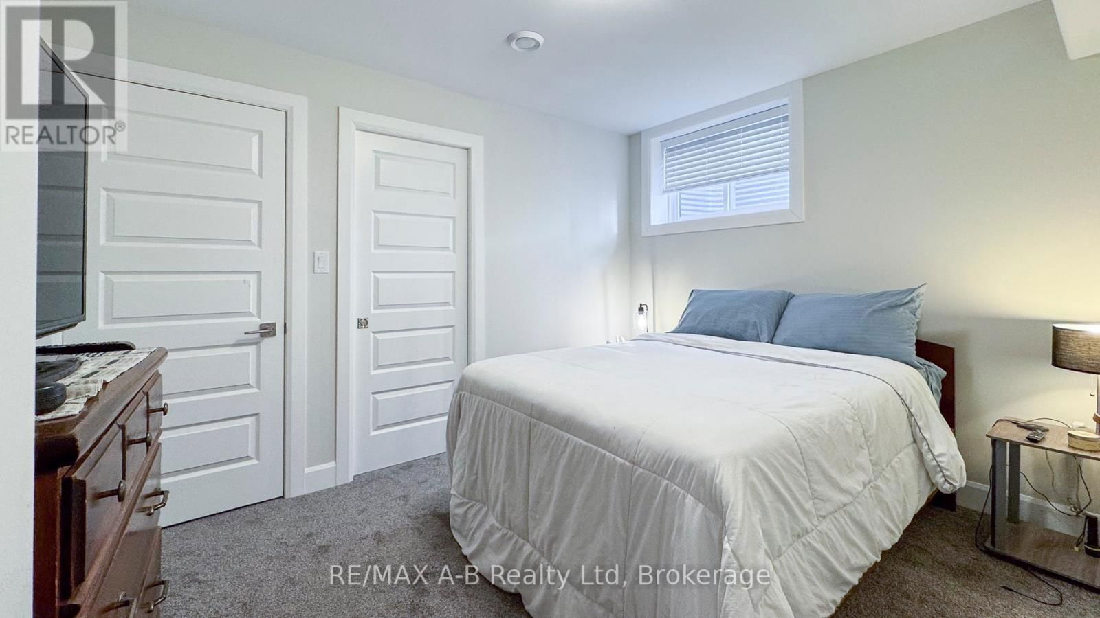 28 UPPER THAMES LANE Image 20