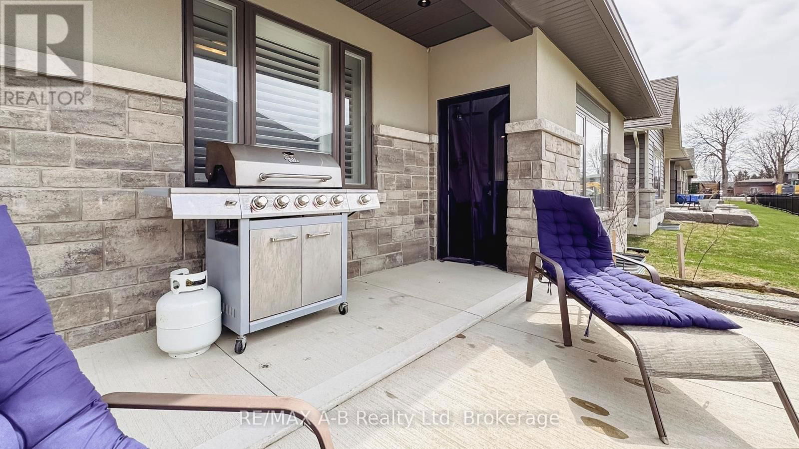 28 UPPER THAMES LANE Image 22