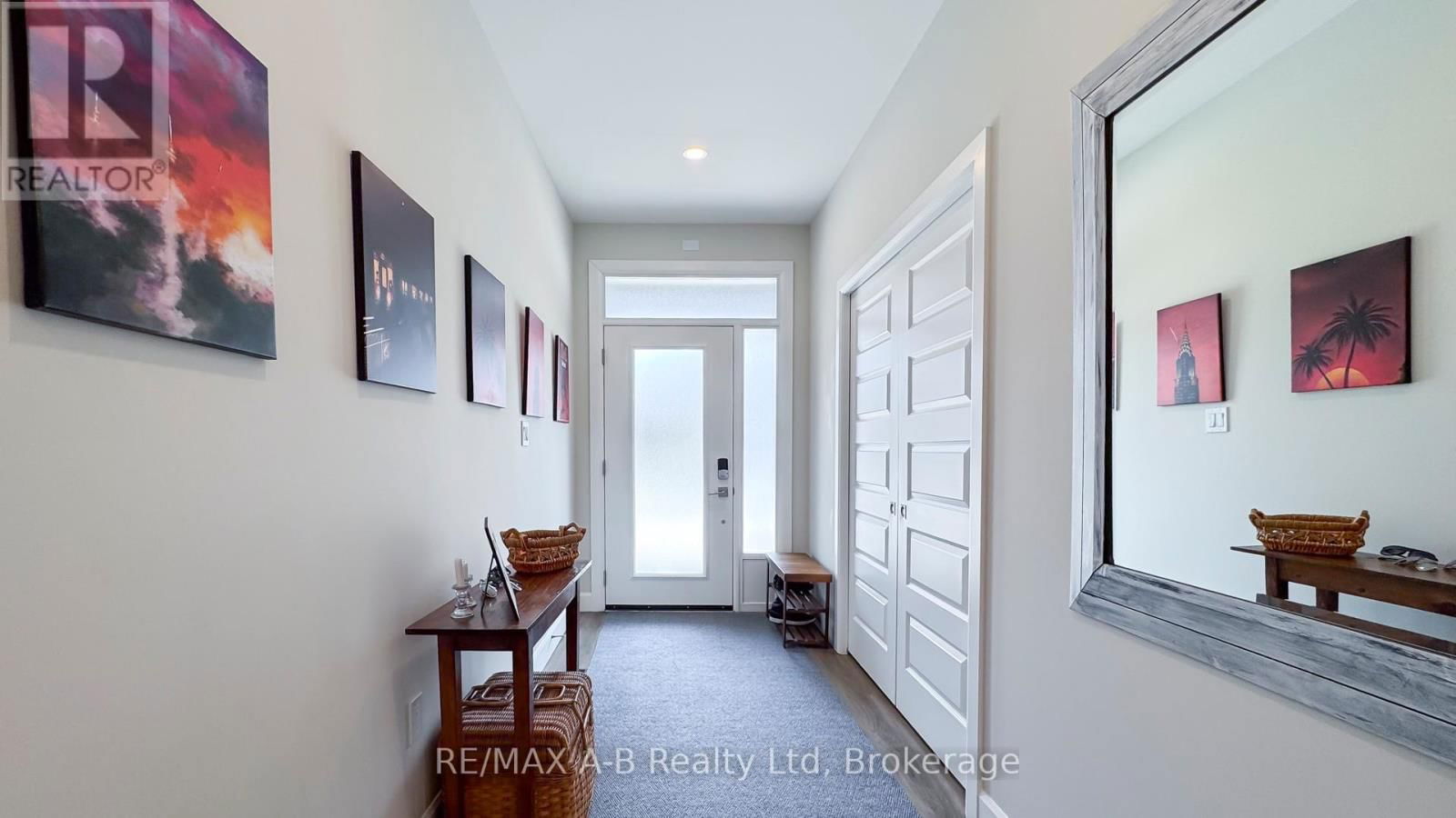28 UPPER THAMES LANE Image 3