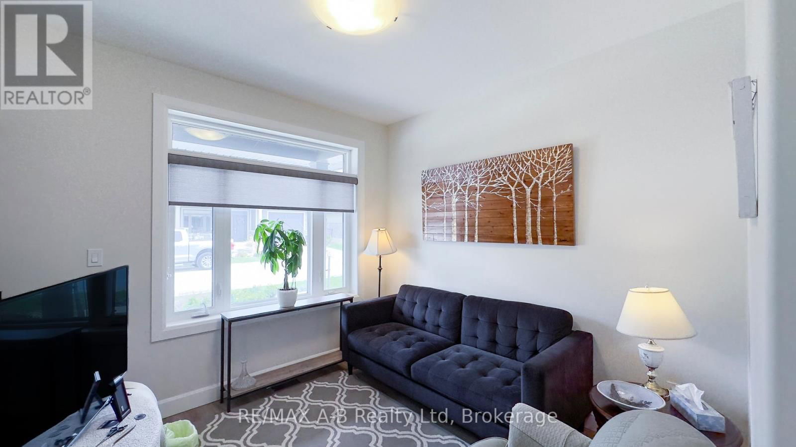 28 UPPER THAMES LANE Image 4