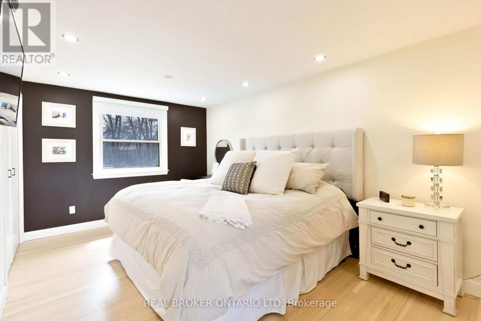 196 WYCHWOOD PARK Image 23
