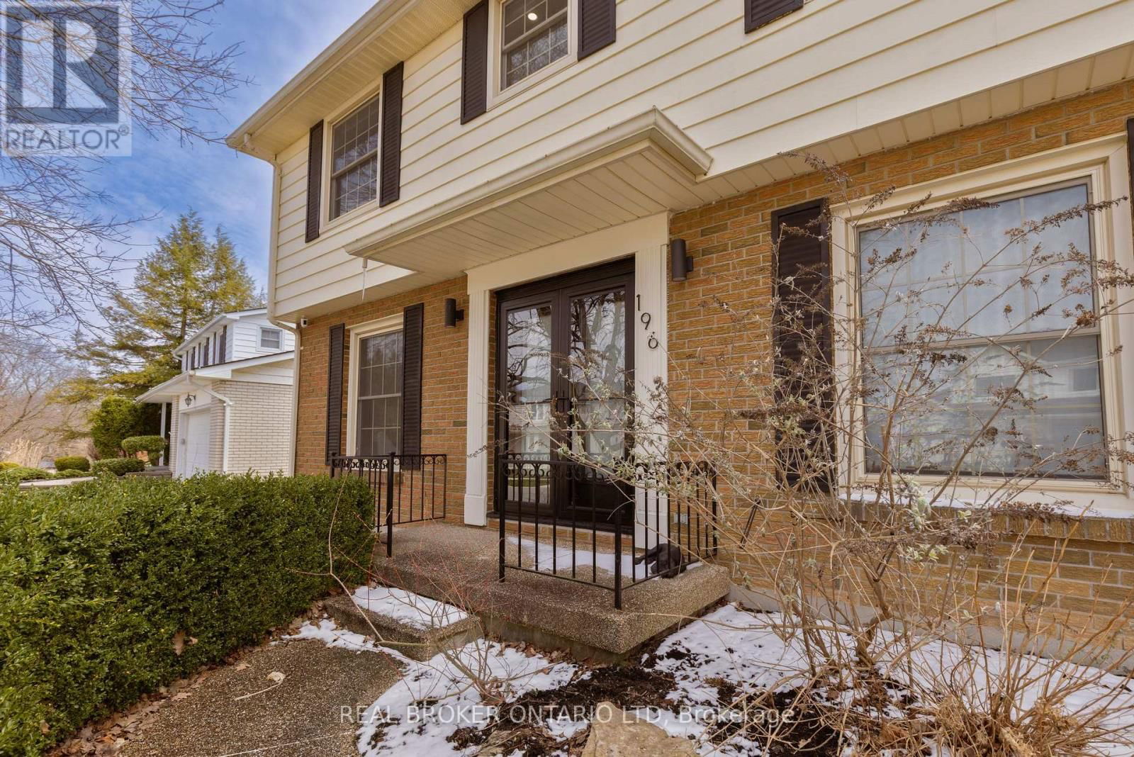 196 WYCHWOOD PARK Image 3