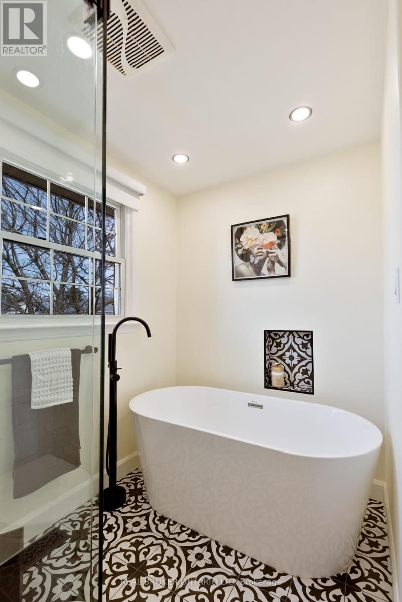 196 WYCHWOOD PARK Image 30