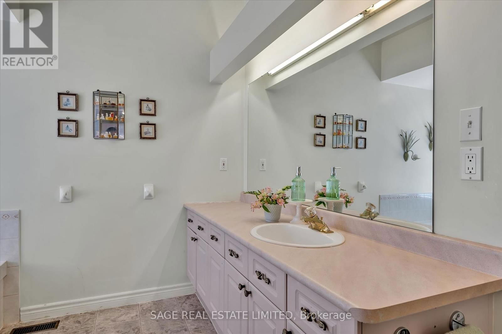 15 HILLVIEW DRIVE Image 24