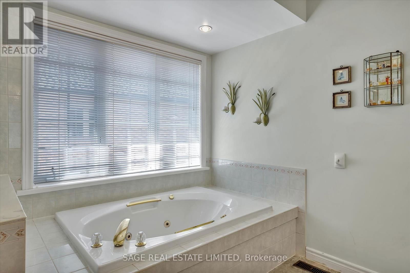 15 HILLVIEW DRIVE Image 25
