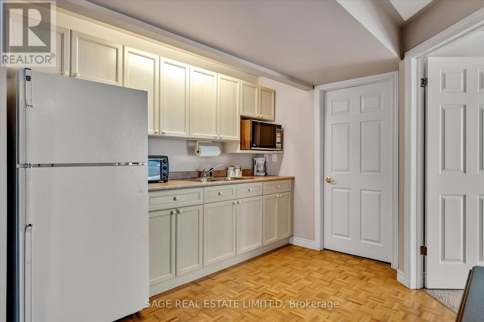 15 HILLVIEW DRIVE Image 32