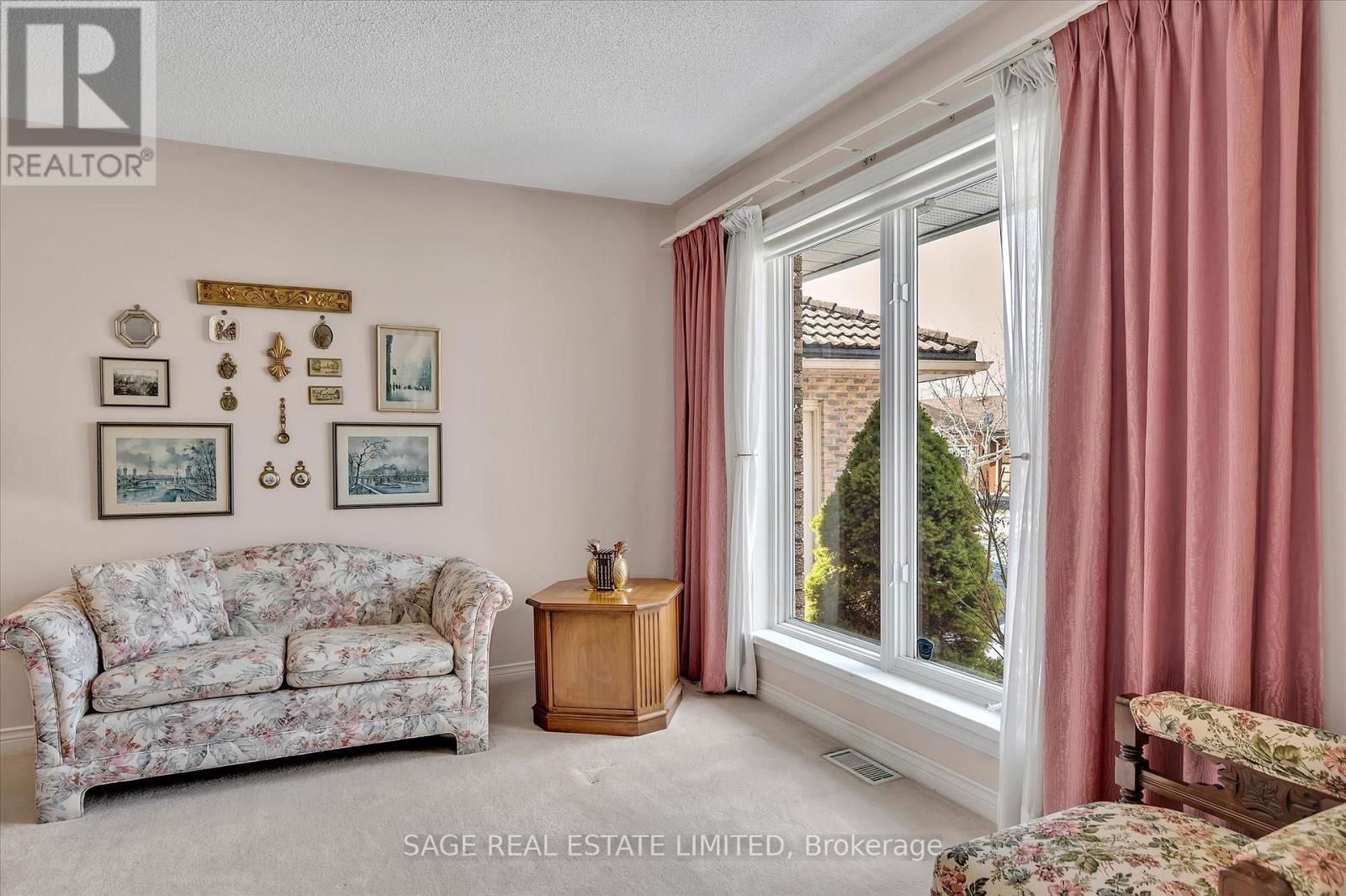 15 HILLVIEW DRIVE Image 4