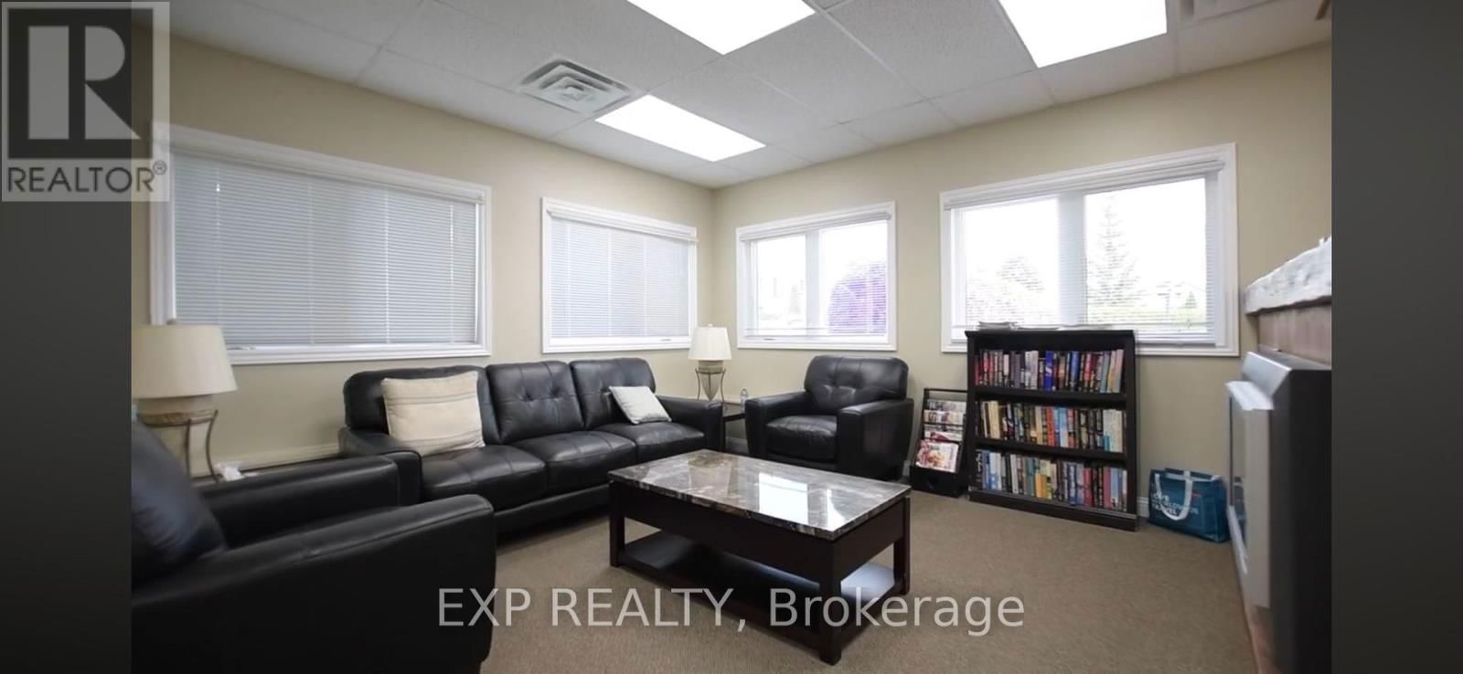 56 CREEKSIDE CIRCLE Image 44