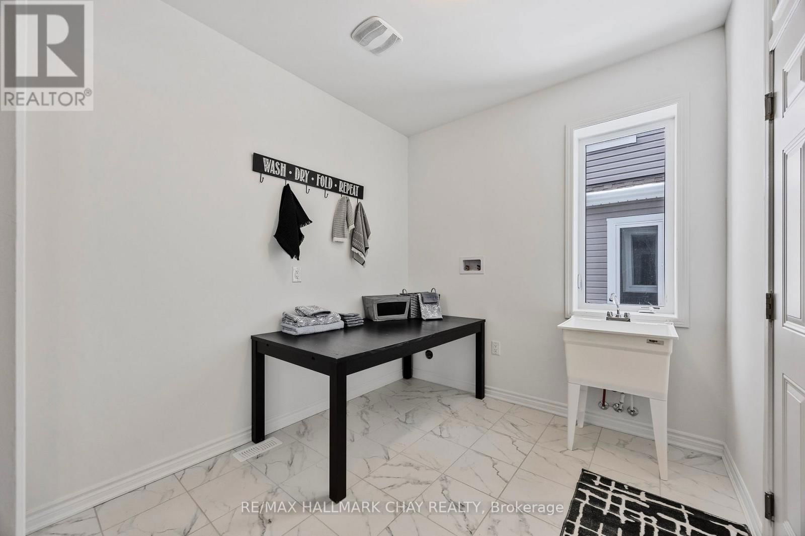 12 DYER CRESCENT Image 25