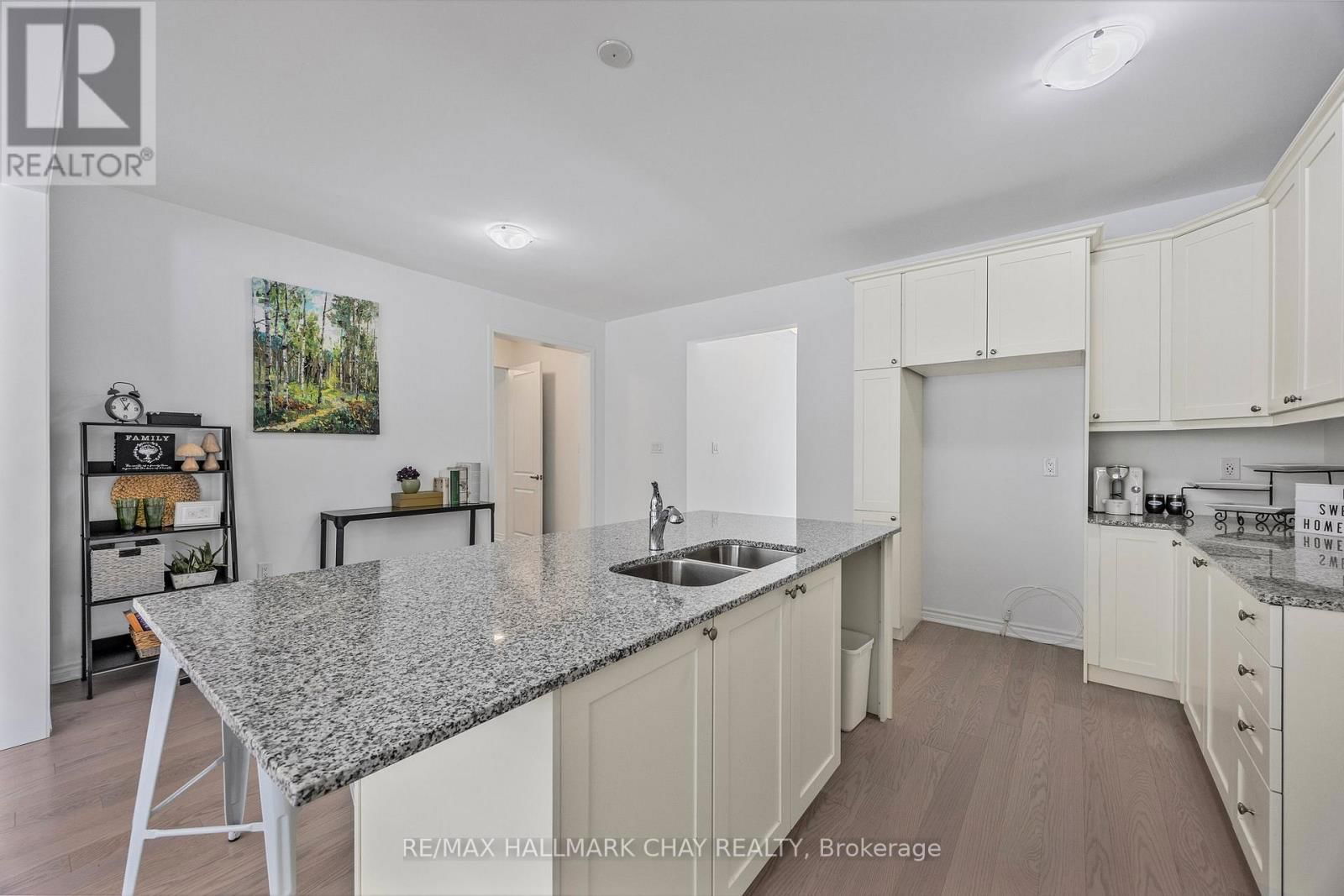 12 DYER CRESCENT Image 8