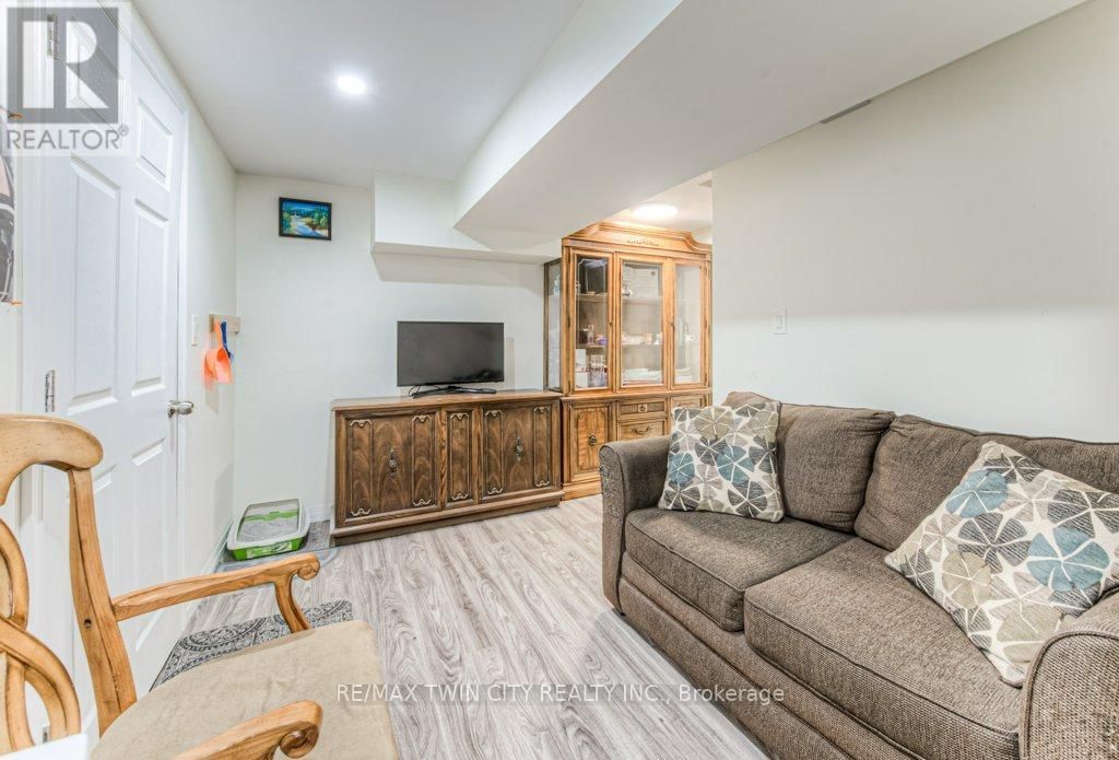 7 - 52 MONTCALM DRIVE Image 14