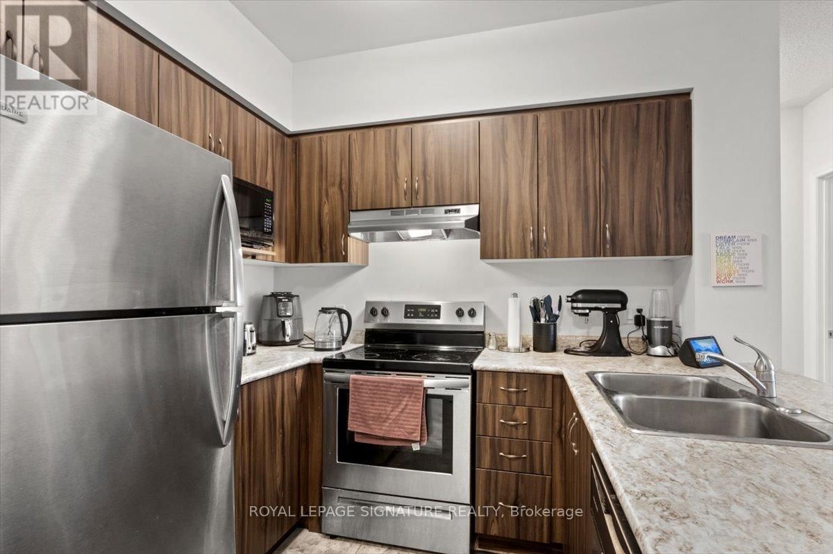 201 - 930 WENTWORTH STREET Image 11
