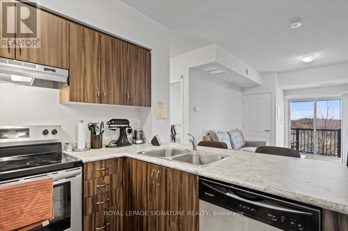201 - 930 WENTWORTH STREET Image 12