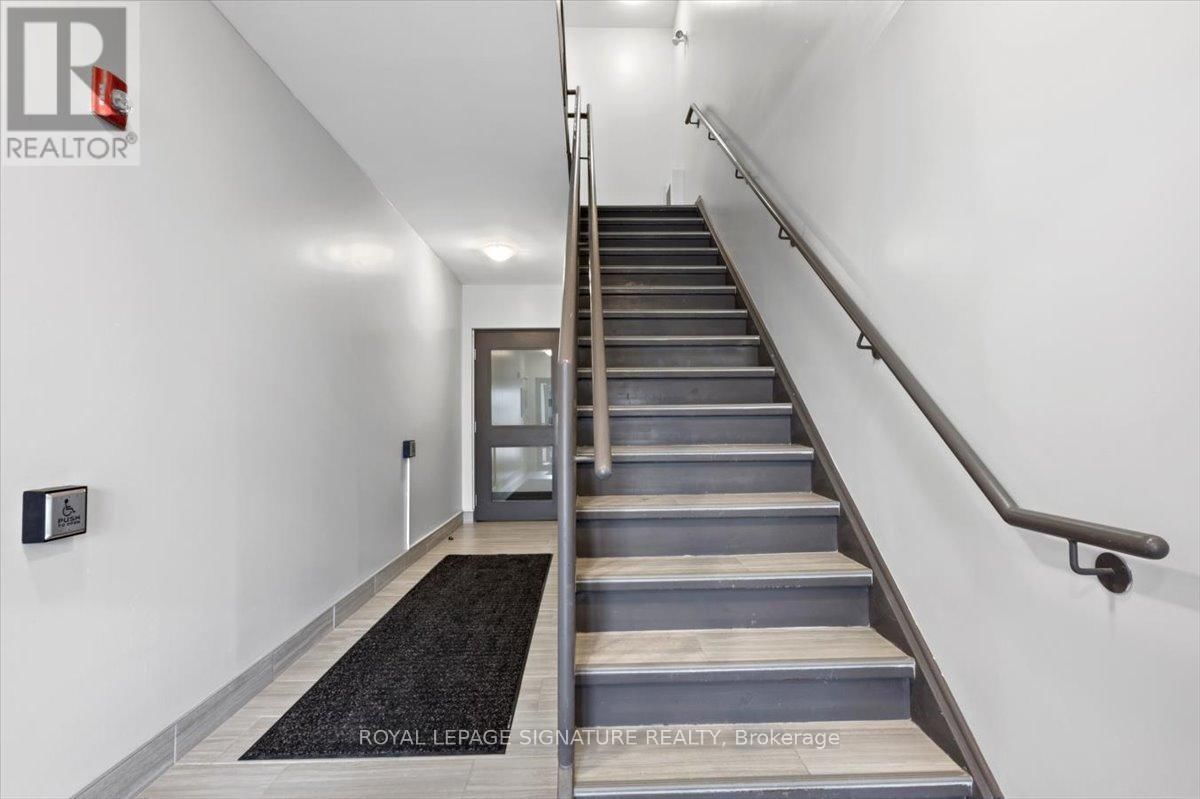 201 - 930 WENTWORTH STREET Image 4