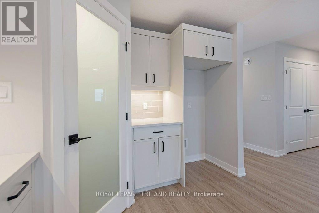 51 WHITE TAIL PATH Image 10
