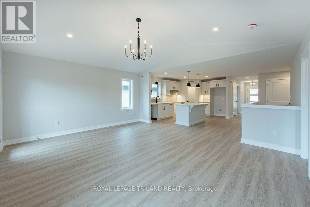 51 WHITE TAIL PATH Image 15
