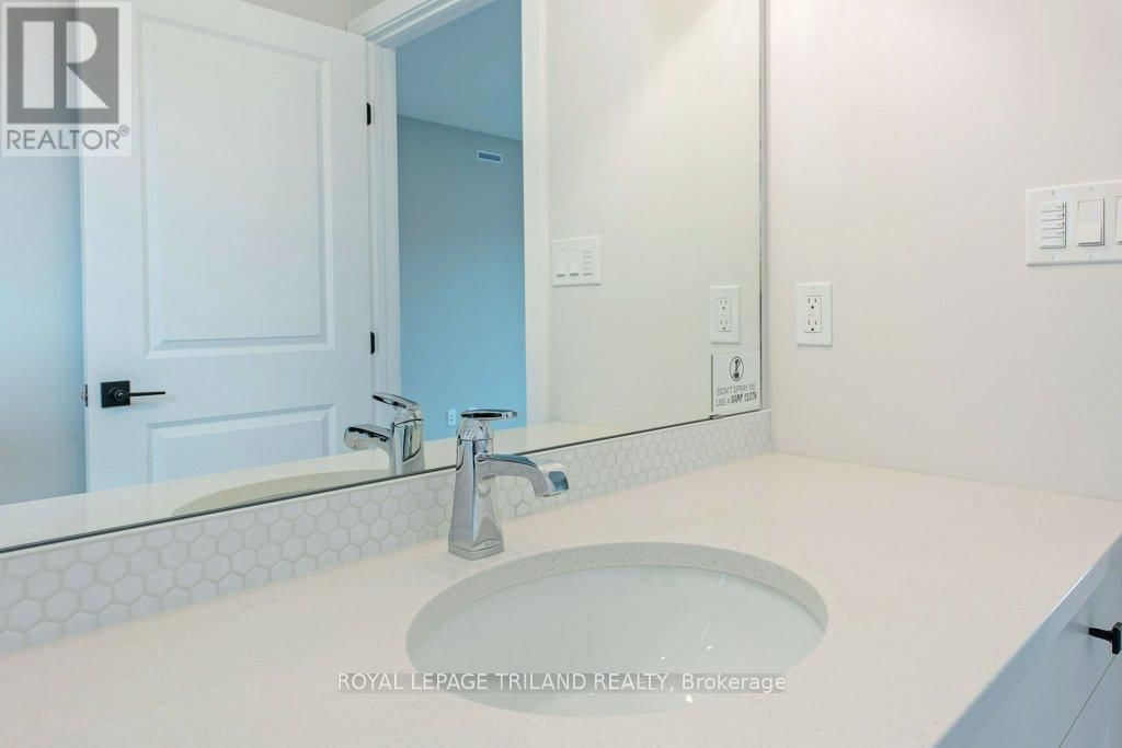 51 WHITE TAIL PATH Image 24